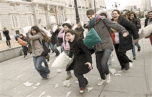 “快闪”成大众行为艺术。