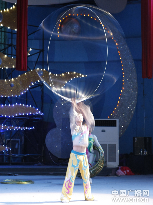 红牡丹剧场中的杂技表演