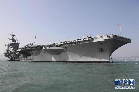 美国海军核动力航空母舰卡尔·文森号。2011年27日上午,美国核动力航空母舰卡尔文森号抵达香港。