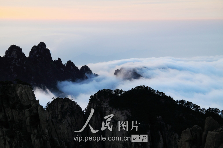 5月2日，安徽省黄山风景区出现壮丽云海奇观，令游客流连忘返。（郑重声明：凡带有“人民图片”字样图片，未经许可，不得转载。购图电话010-65368421）