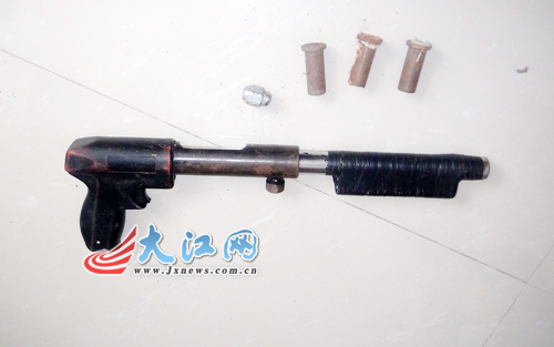 警方查获的自制枪src="http://y0.ifengimg.com/news_spider/dci_2012/05/0d151dc304ea5c8cb9e758b22d712fb4.jpg"