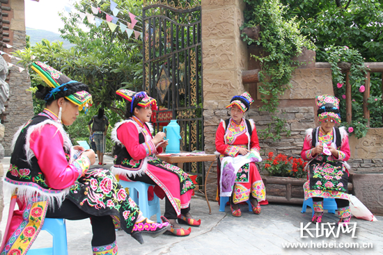 羌绣是其独有的民族”瑰宝“。长城网 赵晓慧 摄