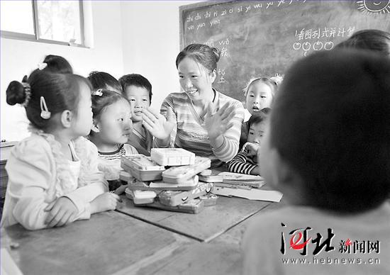 曲阳县榆林村小学教师法治刘香珍妈妈小学生画图片