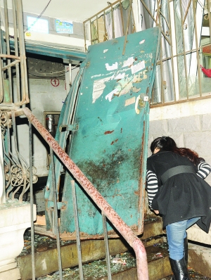 被炸变形的单元门