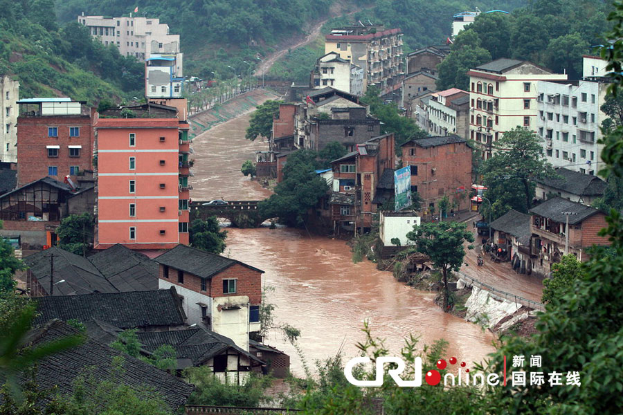 重庆跳石镇遭暴雨袭击 房子被淹公路上可捞鱼