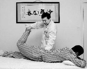 　　上海瑞金医院，李飞跃为患者施行魏氏伤科提拉治疗手法。 身体周刊记者 王辰 图