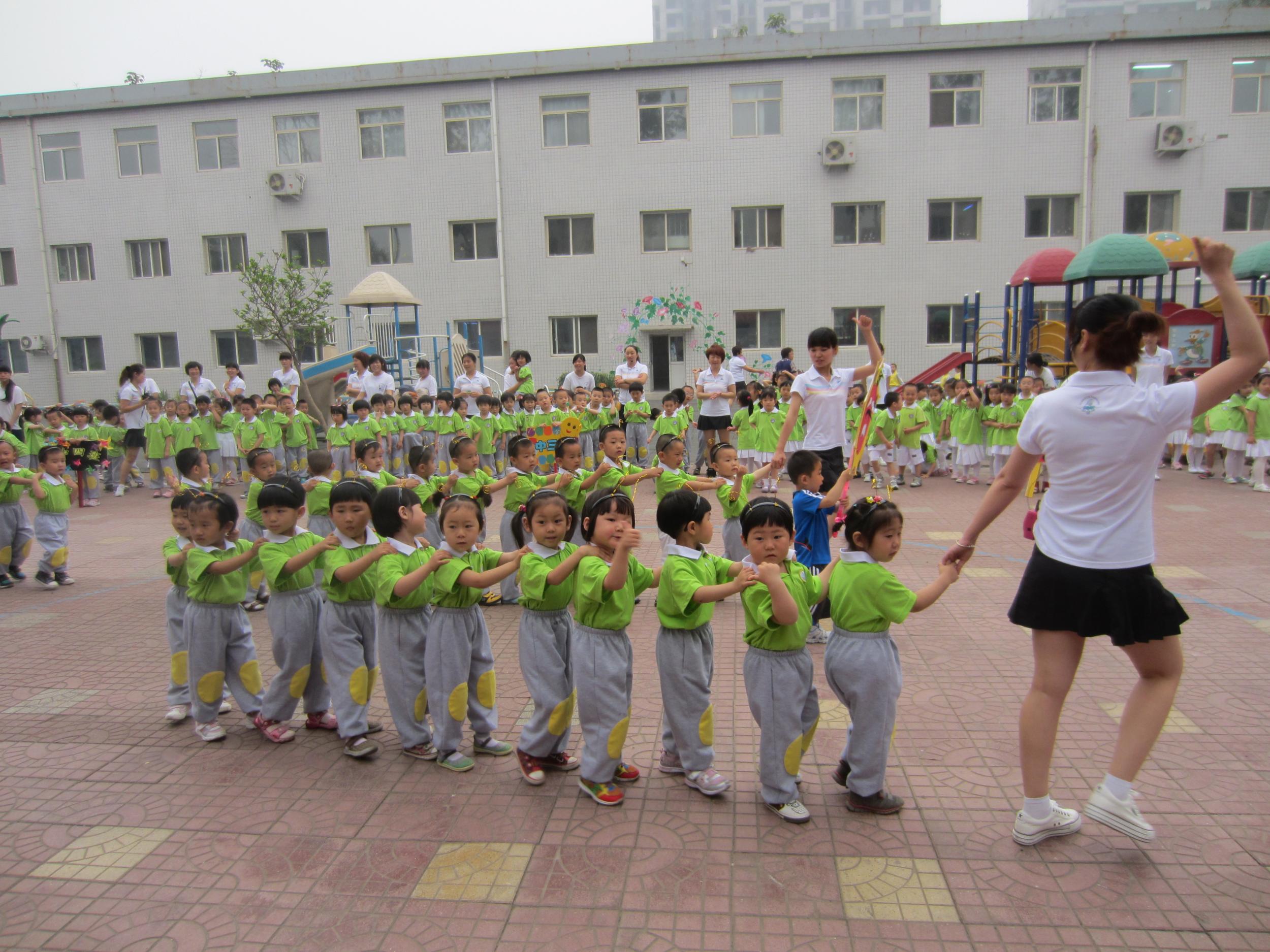 妙趣横生 石家庄一幼儿园举行趣味亲子运动会
