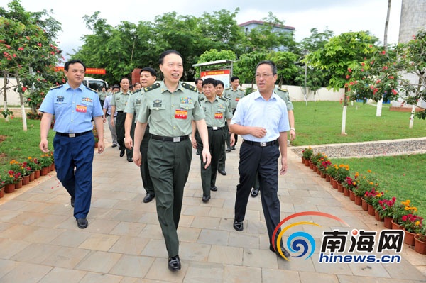 参观海口市龙华区人武部民兵政治建设情况(海南省军区供图)