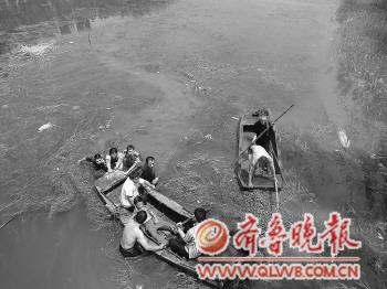 　　民警与群众一起将落水儿童打捞上来,此时孩子已溺亡两个多小时。