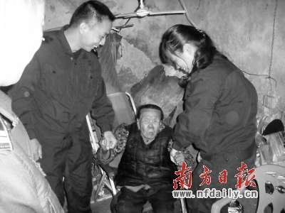 吴胜孚关心百岁孤寡老人。