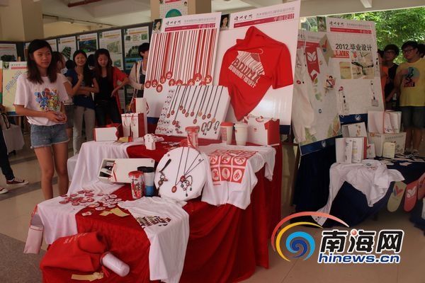 平面设计作品展现海南本土文化(南海网见习记者马伟元摄)