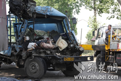 两车追尾两死一伤 宜昌消防紧急出动营救