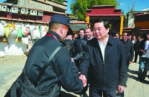 5月19日上午,自治区党委常务副书记郝鹏专程来到拉萨市药王山,林廓