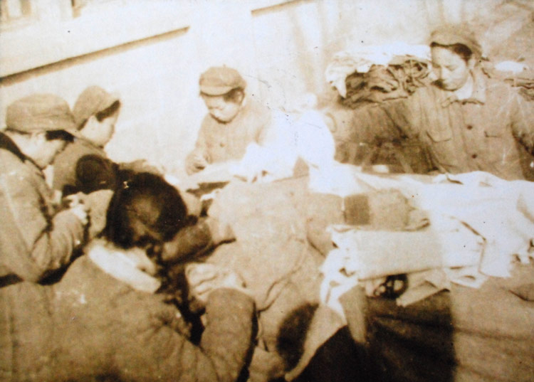 戏剧系学员在自己制作演出服装。左起：邸力、于兰、韩冰、右一为高维进。