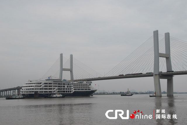 2012年5月23日，五星“明珠七号”在拖带至浙江温州市区郭公山码头的过程中，意外撞上温州大桥，大桥箱梁梁板出现明显撞痕。图片来源：cfp