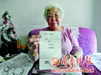 杨淑桂在展示自己的股票托管卡。