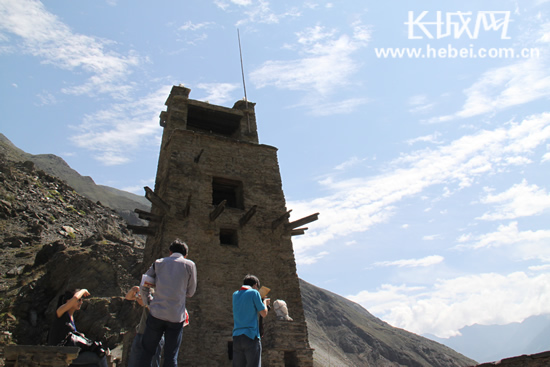 老寨最高、最古老的战备雕。长城网 赵晓慧 摄