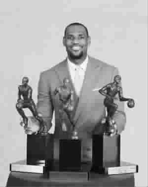 詹姆斯三捧MVP奖杯