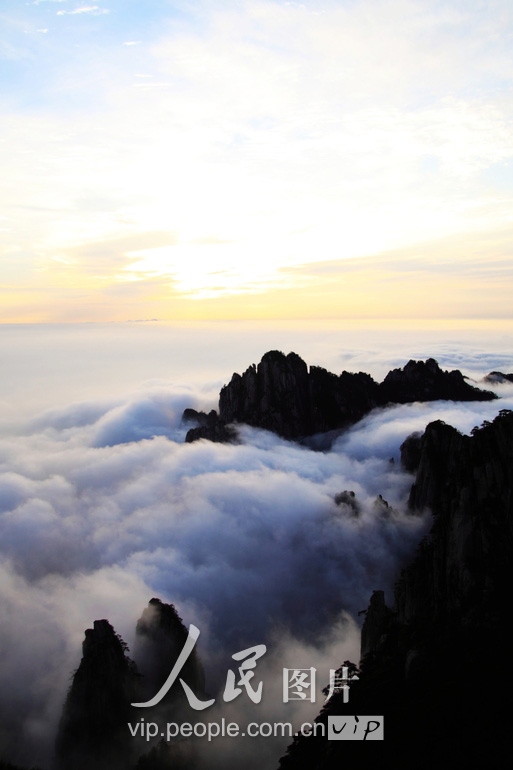 5月2日，安徽省黄山风景区出现壮丽云海奇观，令游客流连忘返。（郑重声明：凡带有“人民图片”字样图片，未经许可，不得转载。购图电话010-65368421）