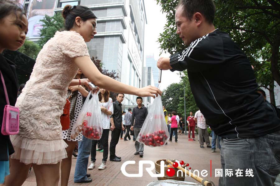 重庆 断臂励志哥 卖水果 坚决拒收顾客多给的钱