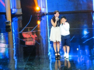姜蕾母子在《中国梦想秀》舞台上