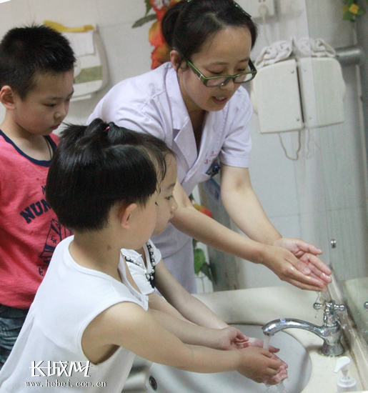 青年志愿者现场给孩子们演示如何正确洗手.(石家庄市第三医院供图)