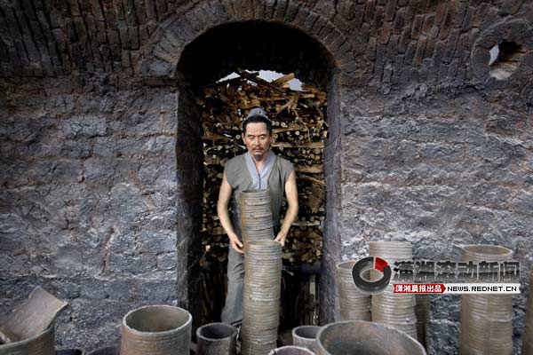 (谭家坡遗迹馆内的蜡像，展示唐代长沙铜官窑人制瓷的过程。图/潇湘晨报滚动新闻记者 辜鹏博)