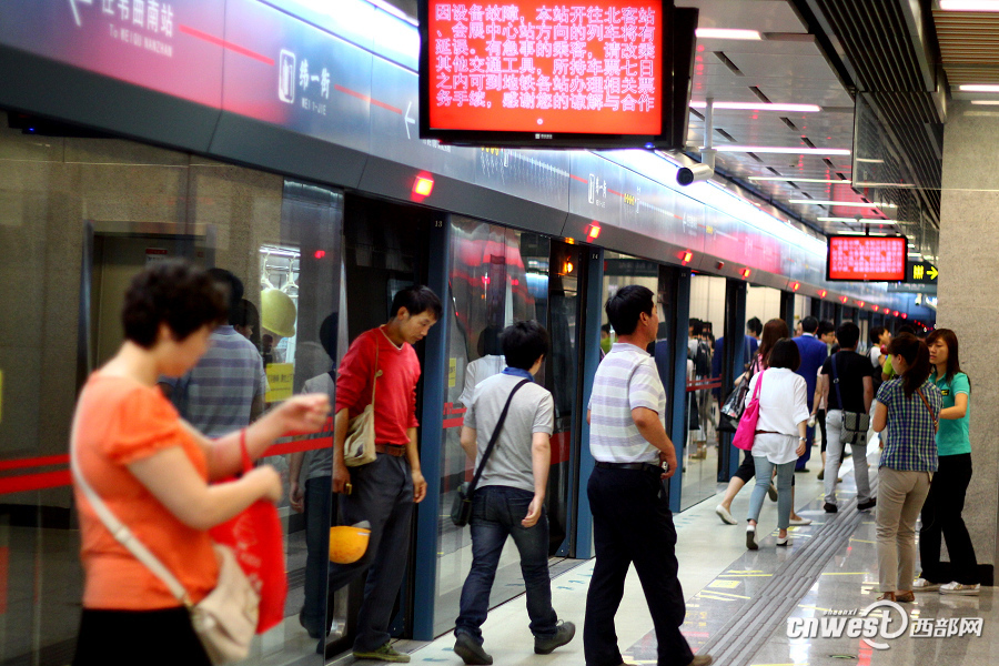 西安地铁2号线延误，早9时列车恢复运行。记者 贺桐 摄