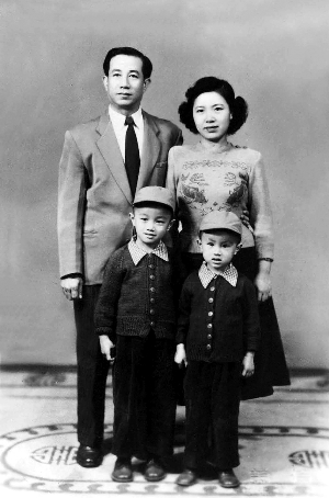 汤晓丹,蓝为洁夫妇拍摄于1950年代的全家福,前排左一为长子汤沐黎