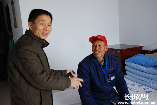 姚明河(左)到敬老院慰问。(图片由磁县计生局提供)