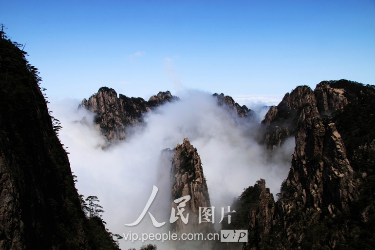 5月2日，安徽省黄山风景区出现壮丽云海奇观，令游客流连忘返。（郑重声明：凡带有“人民图片”字样图片，未经许可，不得转载。购图电话010-65368421）