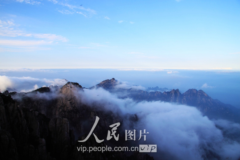5月2日，安徽省黄山风景区出现壮丽云海奇观，令游客流连忘返。（郑重声明：凡带有“人民图片”字样图片，未经许可，不得转载。购图电话010-65368421）