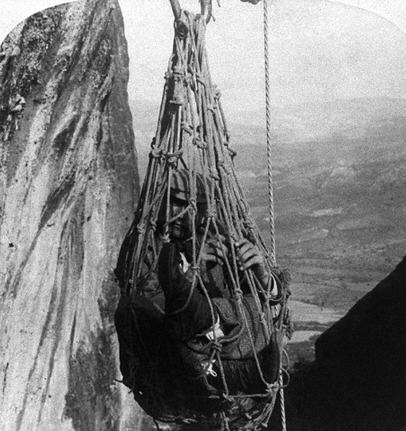 一名男子被高吊在网里进入米特奥拉修道院