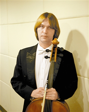 列车上跷脚撒泼骂人+老外艺术家引众怒