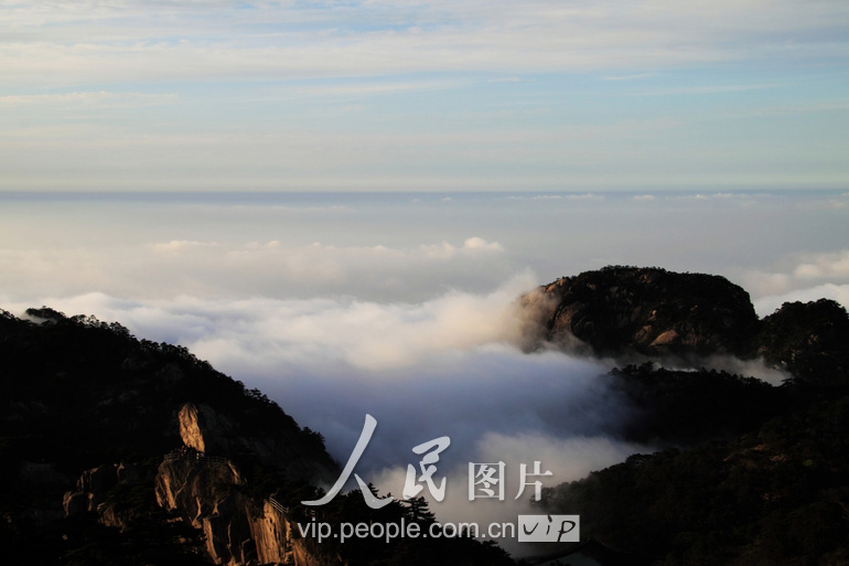 5月2日，安徽省黄山风景区出现壮丽云海奇观，令游客流连忘返。（郑重声明：凡带有“人民图片”字样图片，未经许可，不得转载。购图电话010-65368421）