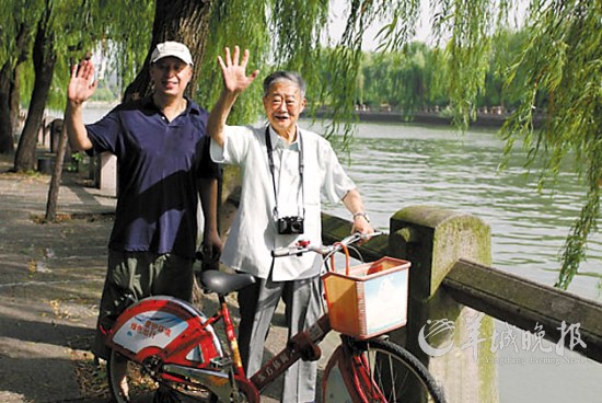 2010年,罗哲文在京杭大运河杭州段骑自行车绕行运河小道