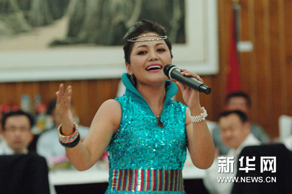 图为中国百人青年代表团成员尼玛拉毛表演独唱《天路》.