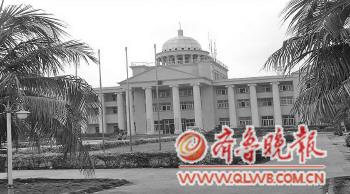 　　永兴岛北京路上的西沙工委办公楼。　(资料片)