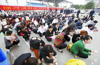 4月7日，南宁，上百名传销者集中接受警方调查。自当日起，警方组织综治、公检法司及工商等部门力量，在南宁开展清查整治传销活动。CFP供图（资料图片）