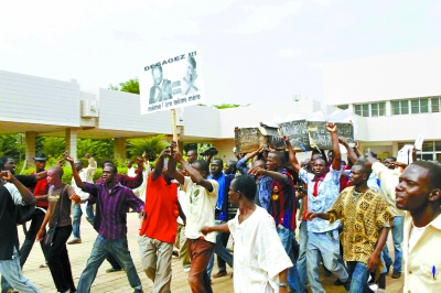 马里临时总统遭抗议者围殴