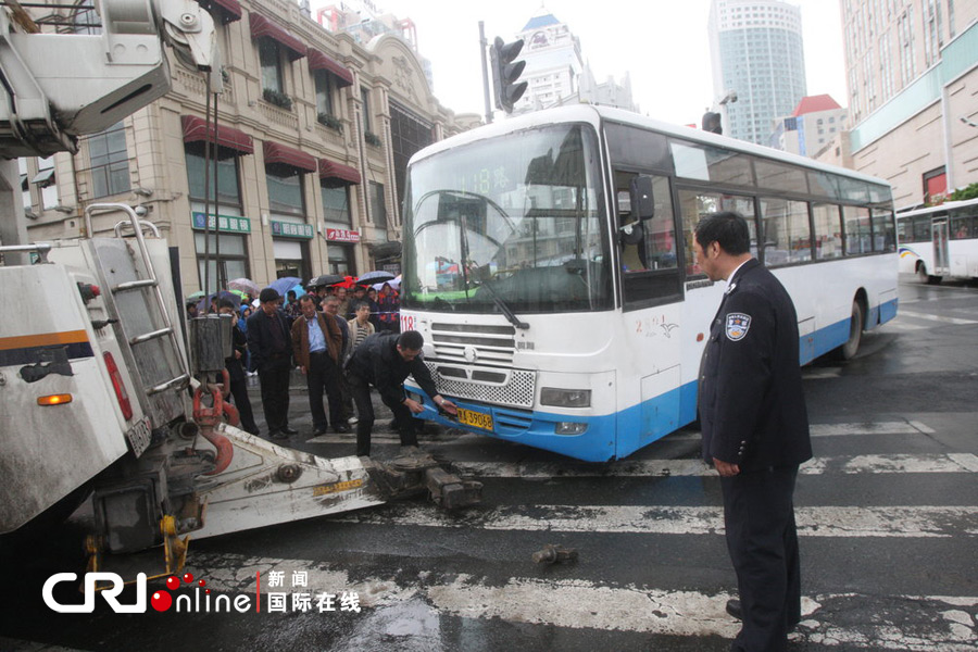 哈尔滨一公交车撞人致1死2伤(高清组图)