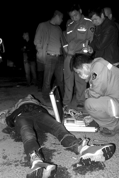 　　急救人员抢救伤者。