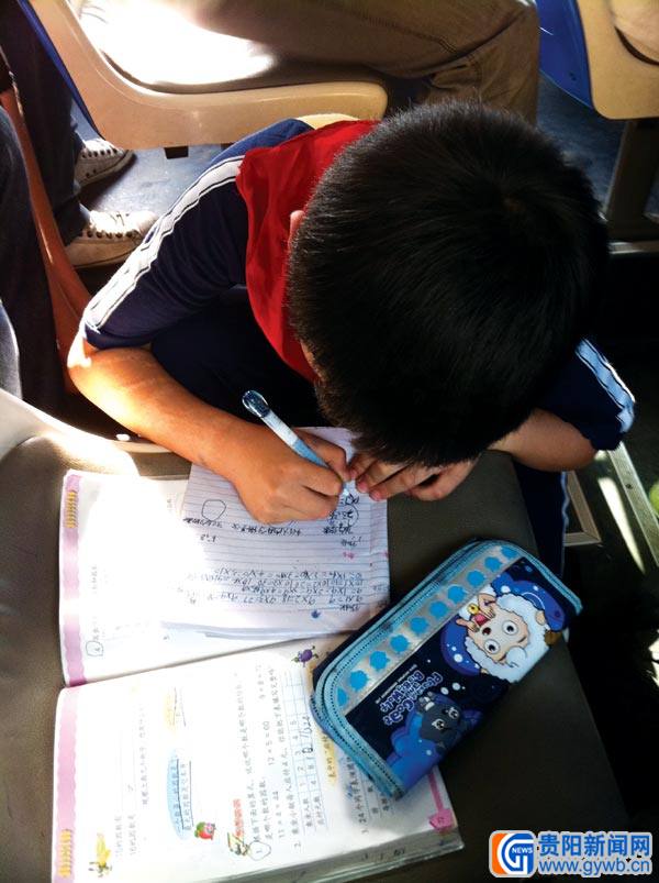 贵阳一小学生公交车上做作业