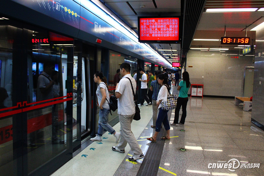 西安地铁2号线因设备故障大面积延误。记者 贺桐 摄