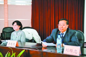 ?李天晓给甘肃省县以上卫生部门作真气讲座,卫生厅厅长刘维忠主持。