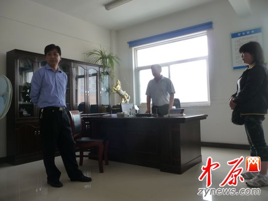 5月10日，被拘留人的妻子再次找到所长，依然得不到法律文书，迟迟无法申请复议