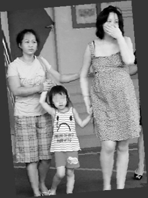 马驰怀孕的妻子（右）与4岁女儿认尸后伤痛欲绝。