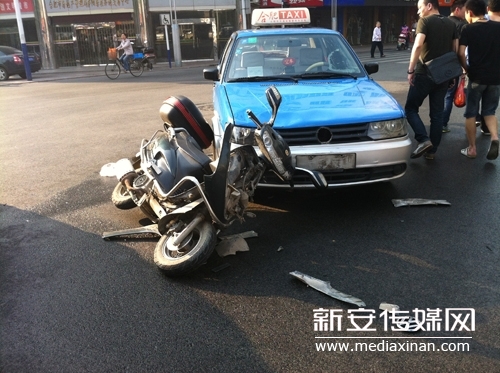 合肥逍遥津西大门前一电动车出租车相撞