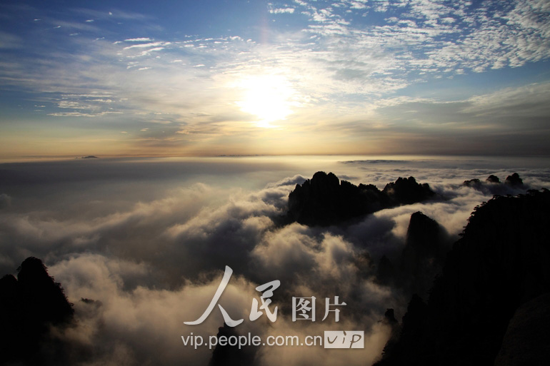 5月2日，安徽省黄山风景区出现壮丽云海奇观，令游客流连忘返。（郑重声明：凡带有“人民图片”字样图片，未经许可，不得转载。购图电话010-65368421）
