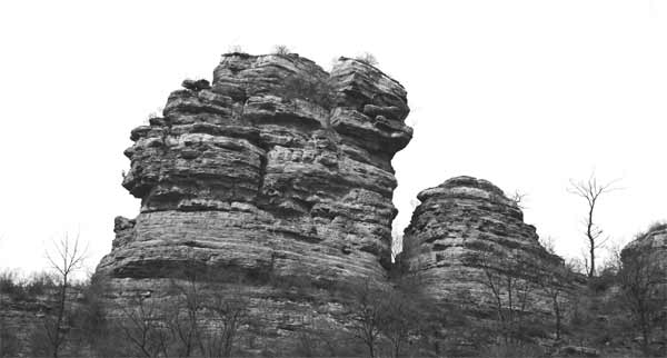 左权县邓朴方奶娘家房子上面的山岩，被当地人称作“母子山”。